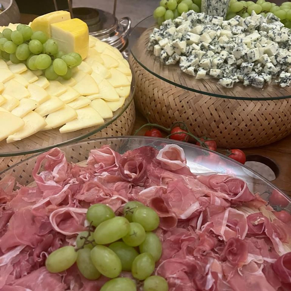 Bandeja com Tábua de Frios, Pães e Vinho