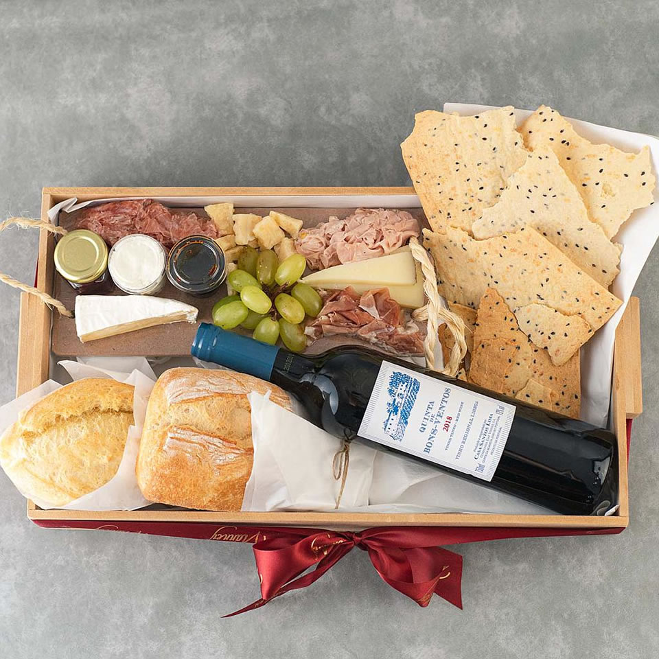 Bandeja com Tábua de Frios, Pães e Vinho - Imagem 2