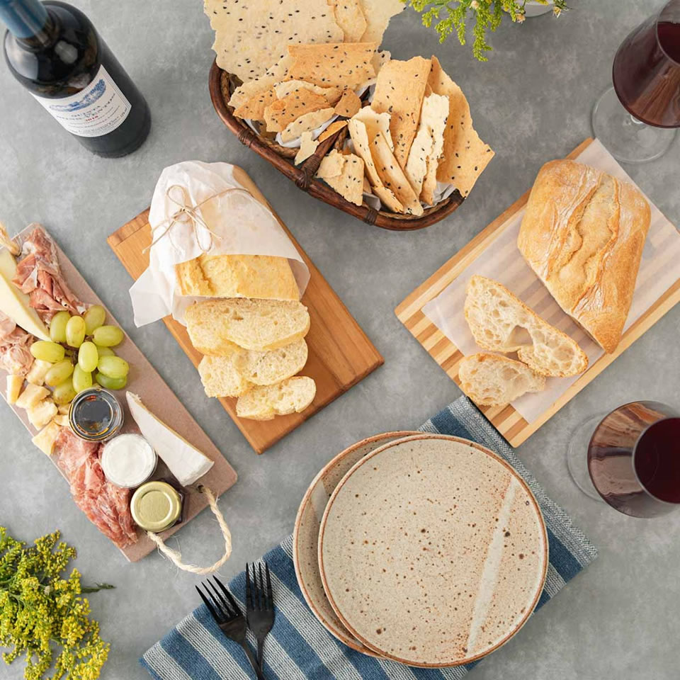 Bandeja com Tábua de Frios, Pães e Vinho - Imagem 3