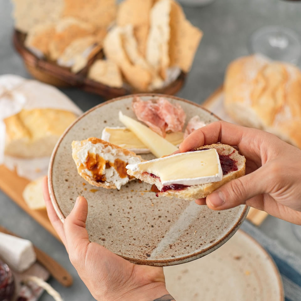 Bandeja com Tábua de Frios, Pães e Vinho - Imagem 4