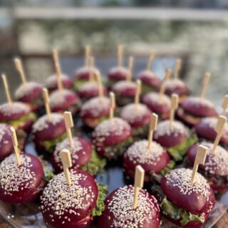 Dwich de Pão de Beterraba com Bacon e Cebola Caramelizada