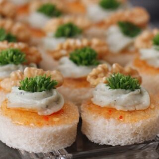 Canapé de Gorgonzola com Geléia de Pimenta e Nozes